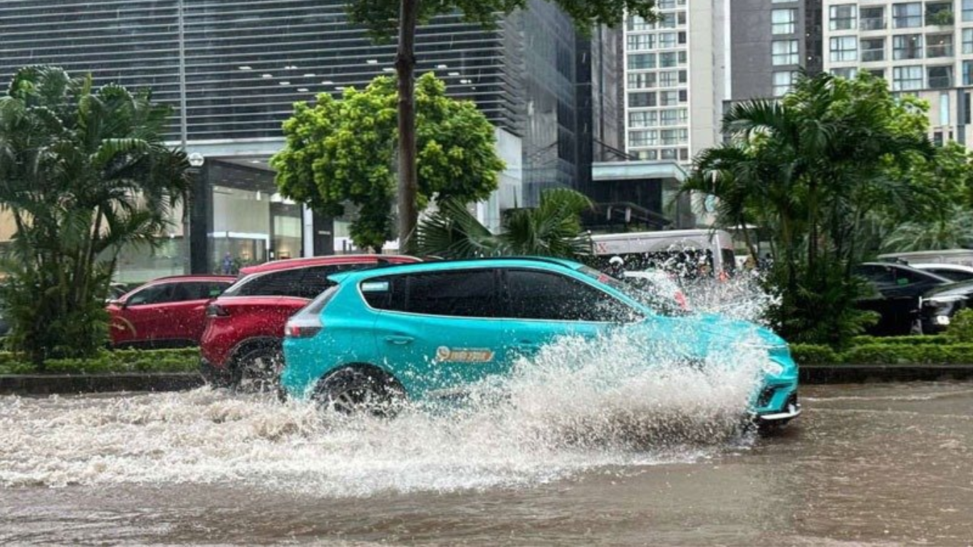 những lưu ý khi lái ô tô qua đường mưa